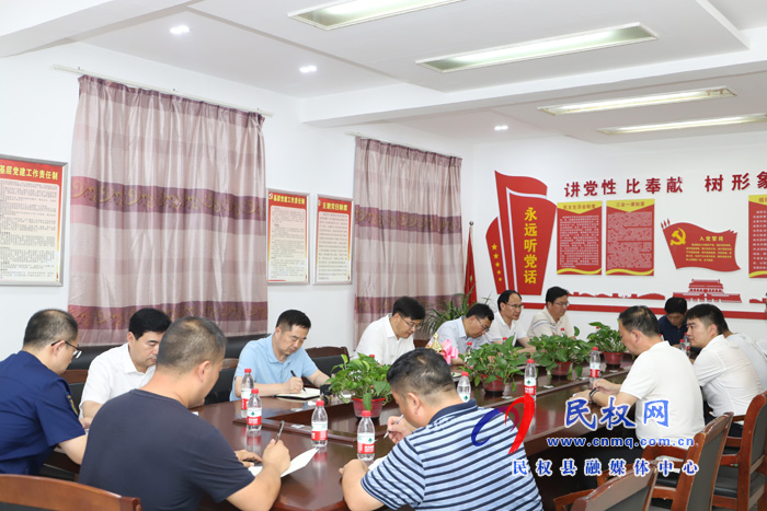 縣委副書記、縣長張團(tuán)結(jié)深夜暗訪消防安全管理工作