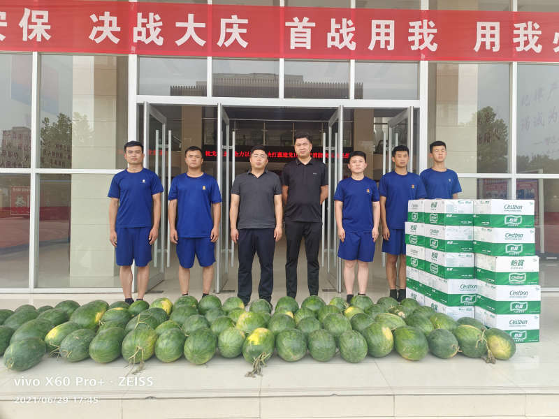 團委“三夏”慰問消防隊 炎炎夏日送清涼 團委“三夏”慰問消防隊 炎炎夏日送清涼