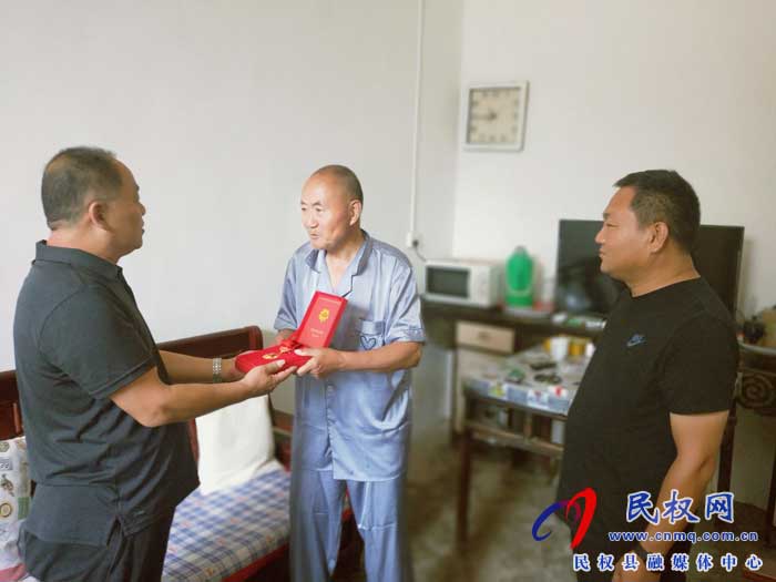 民權(quán)縣農(nóng)村公路管理所領(lǐng)導(dǎo)班子前往老黨員家中頒發(fā)“光榮在黨50年”紀(jì)念章 民權(quán)縣農(nóng)村公路管理所領(lǐng)導(dǎo)班子前往老黨員家中頒發(fā)“光榮在黨50年”紀(jì)念章