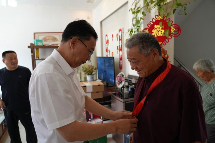 縣委常委、縣紀(jì)委書記、縣監(jiān)委主任張亞光走訪慰問老黨員