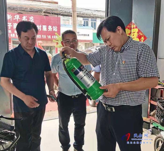 縣委常委、政法委書記、副縣長孟祥亮到龍?zhí)伶?zhèn)督導(dǎo)檢查“九小場所”及沿街門店安全生產(chǎn)工作落實(shí)情況