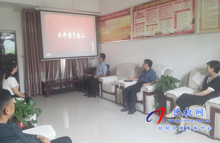 接待服務中心集中組織觀看《生命重于泰山》電視專題片 接待服務中心集中組織觀看《生命重于泰山》電視專題片