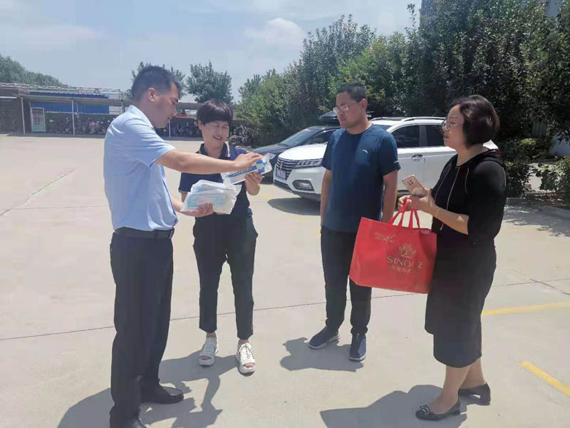 縣住建局局長(zhǎng)蔡勇深入企業(yè)開展“萬人助萬企”活動(dòng) 縣住建局局長(zhǎng)蔡勇深入企業(yè)開展“萬人助萬企”活動(dòng)