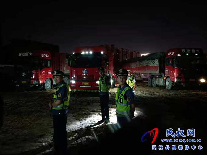民權(quán)縣流動治超精準(zhǔn)打擊運(yùn)輸土方超限超載車輛 民權(quán)縣流動治超精準(zhǔn)打擊運(yùn)輸土方超限超載車輛