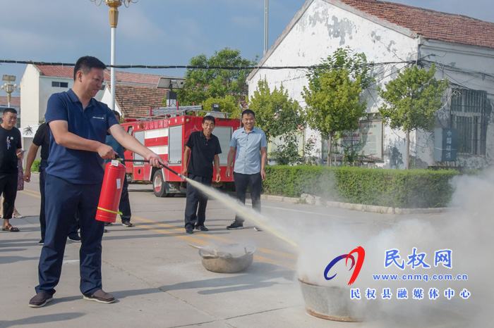 人和鎮(zhèn):開展消防救援應急演練? 人和鎮(zhèn):開展消防救援應急演練?