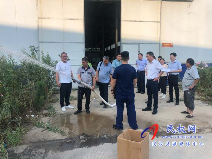 縣委常委、縣委辦公室主任孟亞松督查涉氨企業(yè)安全生產(chǎn)工作