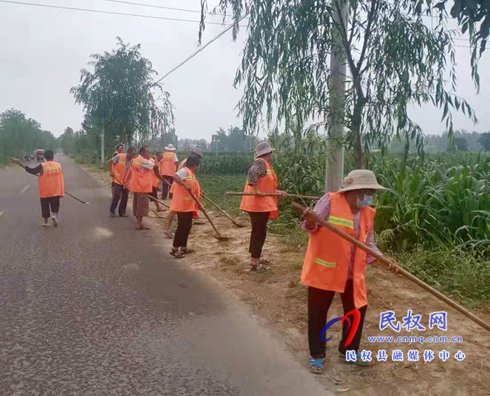 “夕陽(yáng)紅”護(hù)路工:讓龍?zhí)伶?zhèn)呈現(xiàn)一道靚麗的風(fēng)景線 “夕陽(yáng)紅”護(hù)路工:讓龍?zhí)伶?zhèn)呈現(xiàn)一道靚麗的風(fēng)景線
