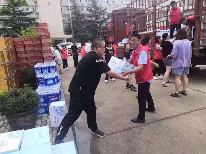 民權(quán)縣志愿者協(xié)會(huì)防汛救災(zāi)愛(ài)心物資馳援河南災(zāi)區(qū) 民權(quán)縣志愿者協(xié)會(huì)防汛救災(zāi)愛(ài)心物資馳援河南災(zāi)區(qū)