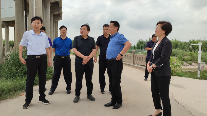 副縣長陳進領(lǐng)查看城市防汛排澇工作 副縣長陳進領(lǐng)查看城市防汛排澇工作