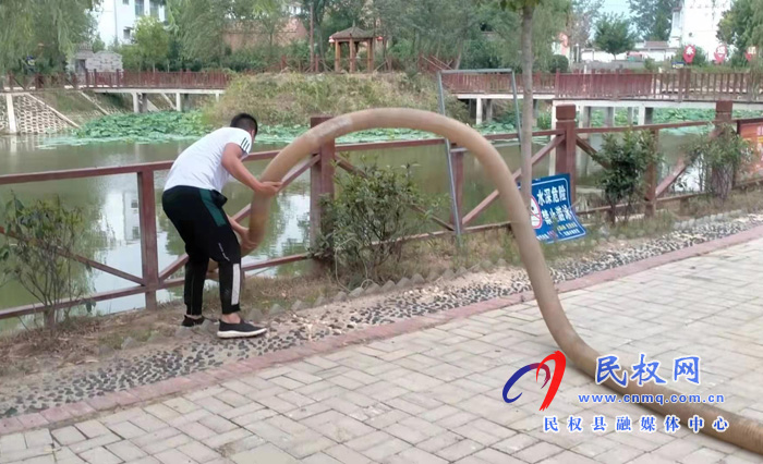 花園鄉(xiāng):全力以赴應對臺風“煙花” 花園鄉(xiāng):全力以赴應對臺風“煙花”