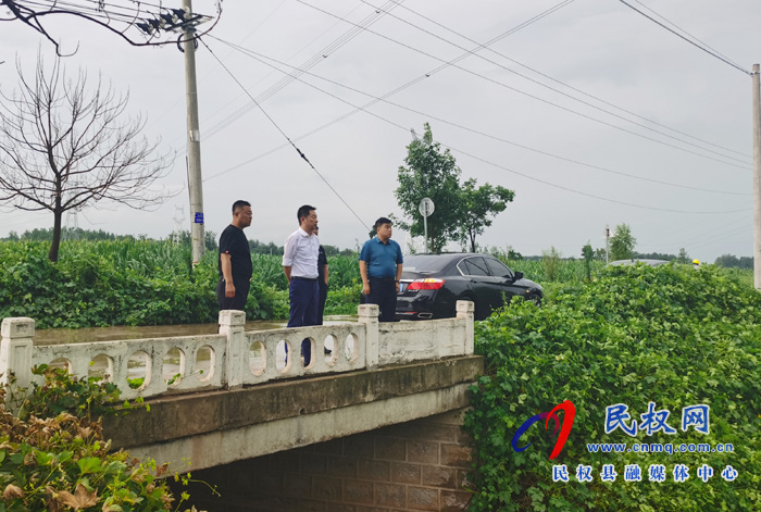 縣委常委、縣委辦公室主任孟亞松到野崗鎮(zhèn)查看防汛情況