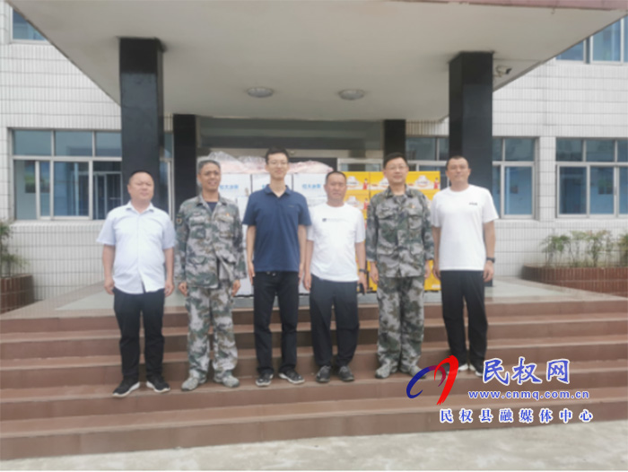 縣東方超市開展“八一”建軍節(jié)慰問(wèn)活動(dòng) 縣東方超市開展“八一”建軍節(jié)慰問(wèn)活動(dòng)