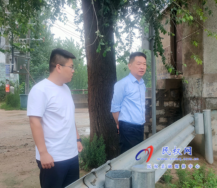 縣委常委、縣委辦公室主任孟亞松冒雨到野崗鎮(zhèn)督導檢查防汛工作