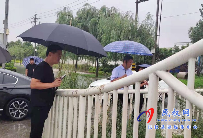 城市管理局:夜以繼日 頂風冒雨奮戰(zhàn)防汛一線 城市管理局:夜以繼日 頂風冒雨奮戰(zhàn)防汛一線