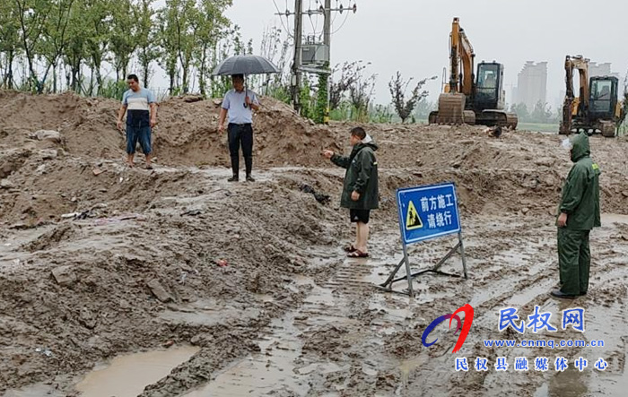 城市管理局:夜以繼日 頂風冒雨奮戰(zhàn)防汛一線 城市管理局:夜以繼日 頂風冒雨奮戰(zhàn)防汛一線