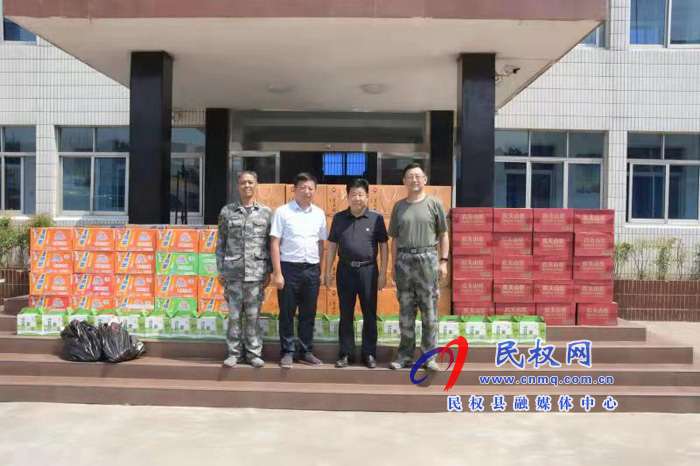 人和鎮(zhèn)到縣武裝部隊開展“八一”擁軍慰問活動 人和鎮(zhèn)到縣武裝部隊開展“八一”擁軍慰問活動