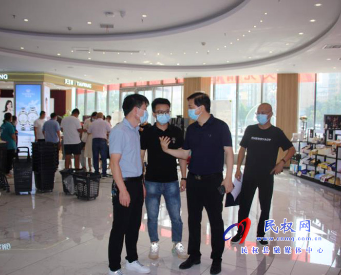 縣委常委、統(tǒng)戰(zhàn)部長趙通到聯(lián)華超市開展“萬人助萬企”活動