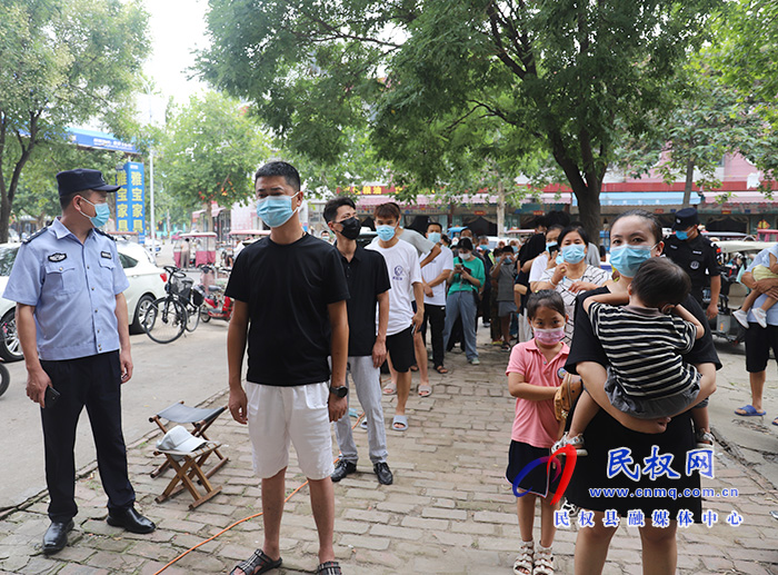 核酸檢測(cè)采樣點(diǎn):提前派號(hào)排隊(duì)井然有序 核酸檢測(cè)采樣點(diǎn):提前派號(hào)排隊(duì)井然有序