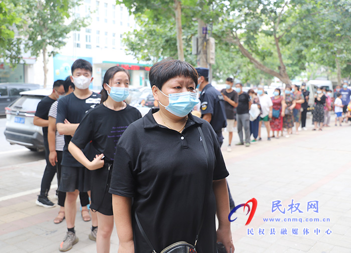 核酸檢測(cè)采樣點(diǎn):提前派號(hào)排隊(duì)井然有序 核酸檢測(cè)采樣點(diǎn):提前派號(hào)排隊(duì)井然有序