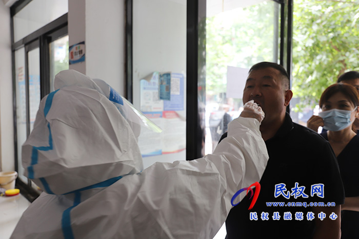 核酸檢測(cè)采樣點(diǎn):提前派號(hào)排隊(duì)井然有序 核酸檢測(cè)采樣點(diǎn):提前派號(hào)排隊(duì)井然有序