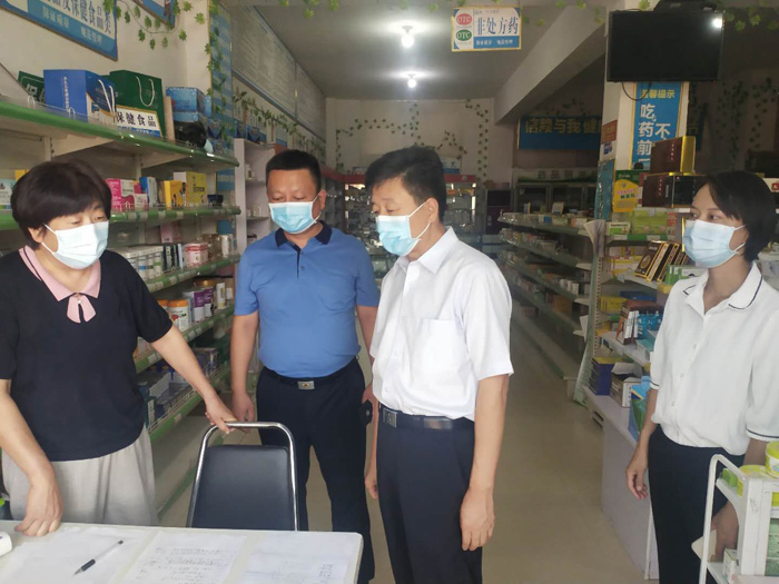 縣政府黨組成員、信訪局局長陳鴻志督查伯黨鄉(xiāng)疫情防控工作