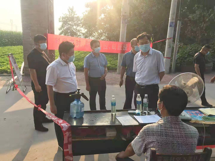 縣委常委、紀委書記、監(jiān)察委主任張亞光到人和鎮(zhèn)督導檢查疫情防控工作