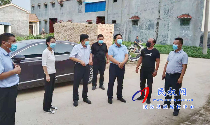 縣領(lǐng)導(dǎo)孟祥亮、陳鴻志督查伯黨鄉(xiāng)疫情防控工作