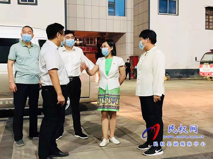 縣委副書記、縣長候選人王靜嫻深入鄉(xiāng)鎮(zhèn)夜查疫情防控工作