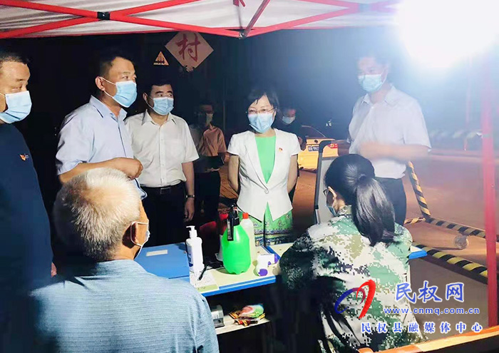 縣委副書記、縣長候選人王靜嫻深入鄉(xiāng)鎮(zhèn)夜查疫情防控工作