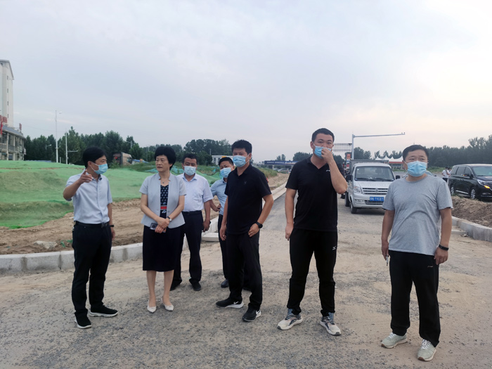 縣人大常委會周燕主任現(xiàn)場查看迎賓大道改造工程項目 縣人大常委會周燕主任現(xiàn)場查看迎賓大道改造工程項目