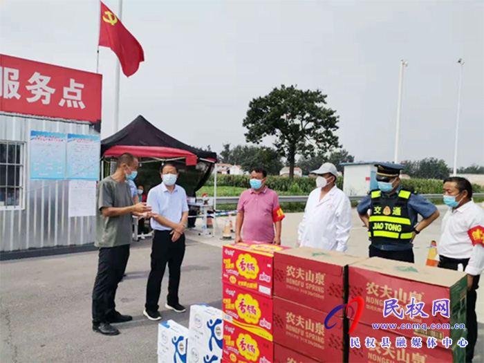 民權(quán)縣總工會黨組書記、主席瞿志君 到白云寺鎮(zhèn)慰問抗疫一線工作人員