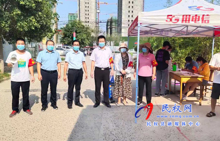 民權(quán)實驗中學(xué)校長牛同堂到疫情防控核酸檢測點(diǎn)狀元府邸慰問 民權(quán)實驗中學(xué)校長牛同堂到疫情防控核酸檢測點(diǎn)狀元府邸慰問