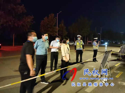縣委副書(shū)記、代縣長(zhǎng)王靜嫻到城區(qū)核酸檢測(cè)采樣點(diǎn)暗訪核酸采樣工作