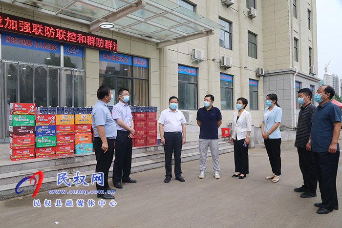 縣人大常委會副主任石克林、李新軍、李勇到縣疾控中心慰問疫情防控一線工作者
