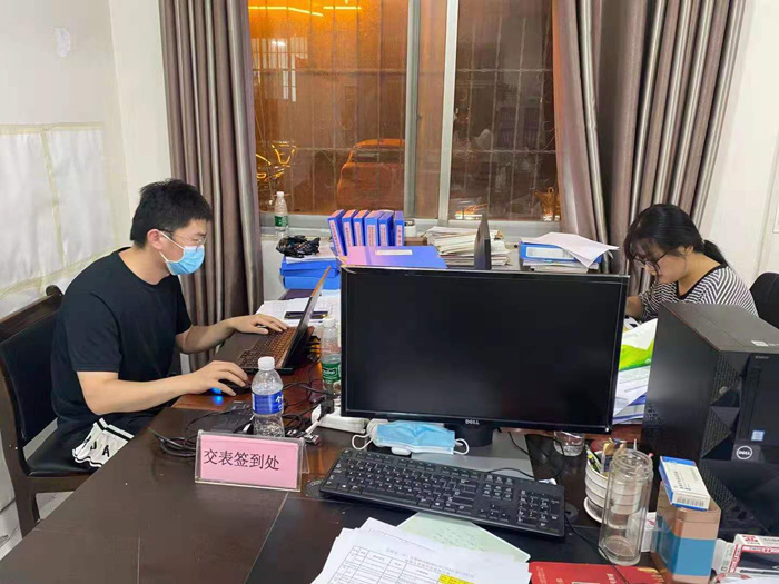 民權(quán)縣疫情防控指揮部數(shù)據(jù)統(tǒng)計(jì)專班小組持續(xù)加快對(duì)大數(shù)據(jù)派單反饋風(fēng)險(xiǎn)人群的摸排力度 民權(quán)縣疫情防控指揮部數(shù)據(jù)統(tǒng)計(jì)專班小組持續(xù)加快對(duì)大數(shù)據(jù)派單反饋風(fēng)險(xiǎn)人群的摸排力度