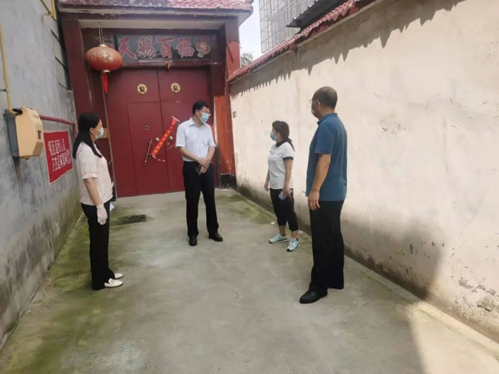 縣委常委、縣紀(jì)委書記、縣監(jiān)委主任張亞光到南華辦事處等地督導(dǎo)檢查疫情防控工作