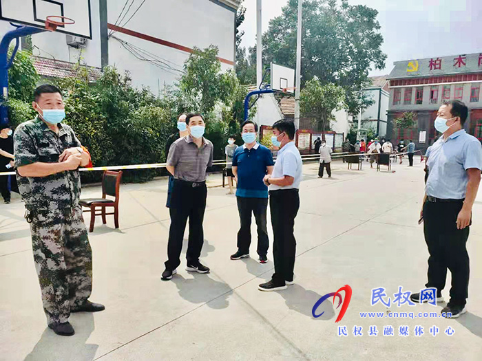 縣委常委、組織部長何玉明到白云寺鎮(zhèn)督導(dǎo)疫情防控工作