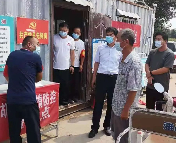 縣委常委、縣紀(jì)委書記、縣監(jiān)委主任張亞光到孫六鎮(zhèn)等地督導(dǎo)檢查疫情防控工作