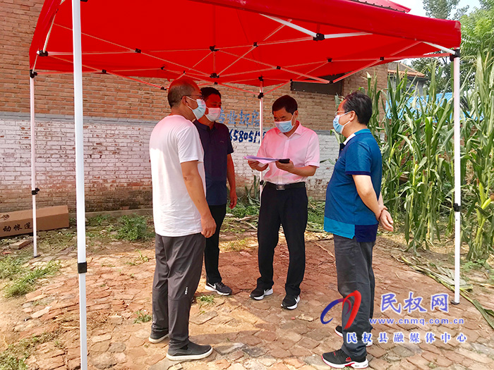 縣委常委、組織部長何玉明到褚廟鄉(xiāng)暗訪核酸檢測和居家隔離人員封戶落鎖情況