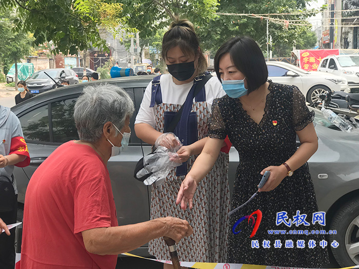 民權(quán)縣幼兒園黨員教師及教職工志愿者積極參與疫情防控志愿服務(wù)活動(dòng) 民權(quán)縣幼兒園黨員教師及教職工志愿者積極參與疫情防控志愿服務(wù)活動(dòng)