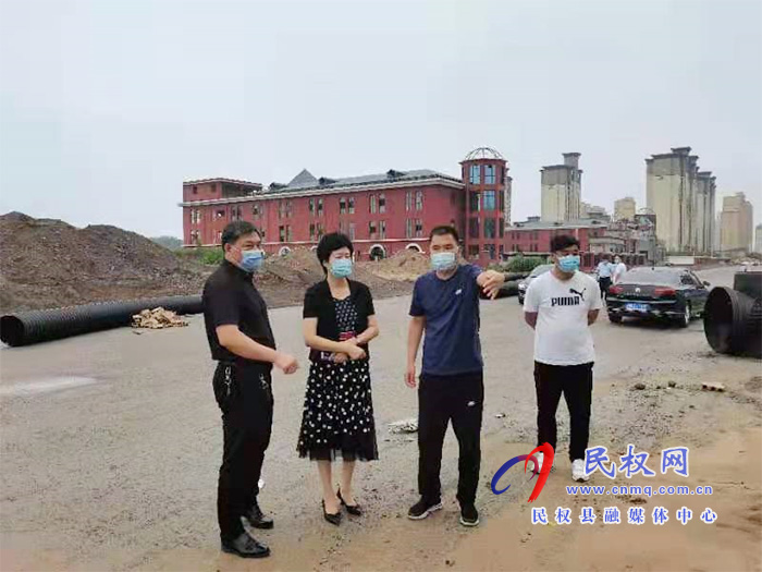縣人大常委會主任周燕深入到民權(quán)鯤鵬學(xué)校、北海路、曙光路現(xiàn)場督導(dǎo)工程施工進(jìn)度