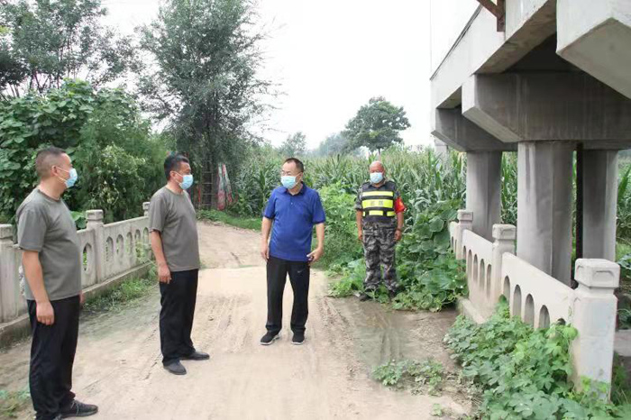 縣政協(xié)主席周明河到老城干渠花園段開展巡河工作 縣政協(xié)主席周明河到老城干渠花園段開展巡河工作