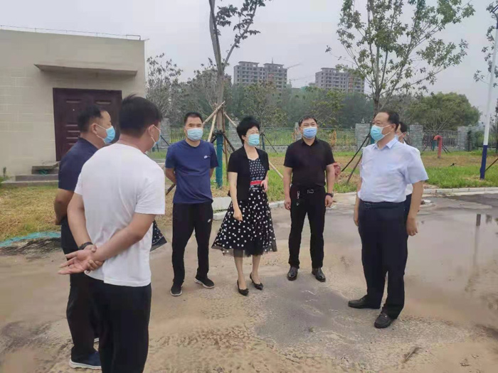 縣人大常委會(huì)主任周燕深入到民權(quán)鯤鵬學(xué)校北海路、曙光路現(xiàn)場督導(dǎo)工程施工進(jìn)度