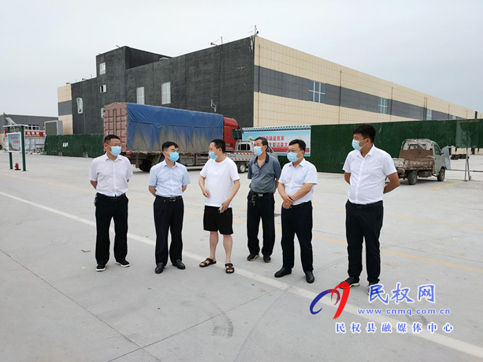 縣領(lǐng)導馬德偉調(diào)研疫情期間市場供應(yīng) 縣領(lǐng)導馬德偉調(diào)研疫情期間市場供應(yīng)