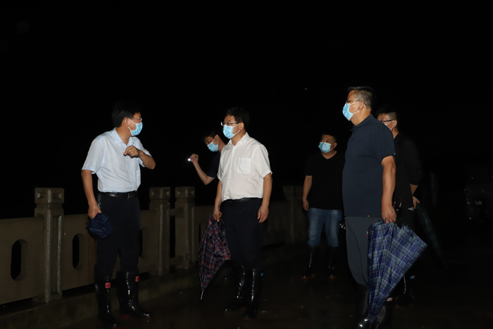 縣委書記張團(tuán)結(jié)夜查城區(qū)防汛排澇工作 縣委書記張團(tuán)結(jié)夜查城區(qū)防汛排澇工作