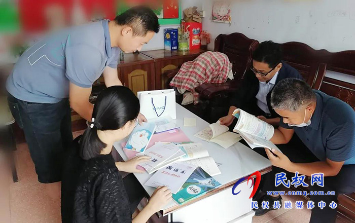 民權(quán)縣實(shí)驗(yàn)中學(xué)積極開展“兩送一免”活動(dòng) 民權(quán)縣實(shí)驗(yàn)中學(xué)積極開展“兩送一免”活動(dòng)