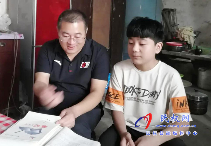 民權(quán)縣實(shí)驗(yàn)中學(xué)積極開展“兩送一免”活動(dòng) 民權(quán)縣實(shí)驗(yàn)中學(xué)積極開展“兩送一免”活動(dòng)