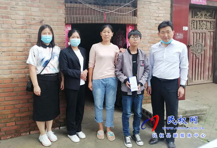 民權(quán)縣實(shí)驗(yàn)中學(xué)積極開展“兩送一免”活動(dòng) 民權(quán)縣實(shí)驗(yàn)中學(xué)積極開展“兩送一免”活動(dòng)