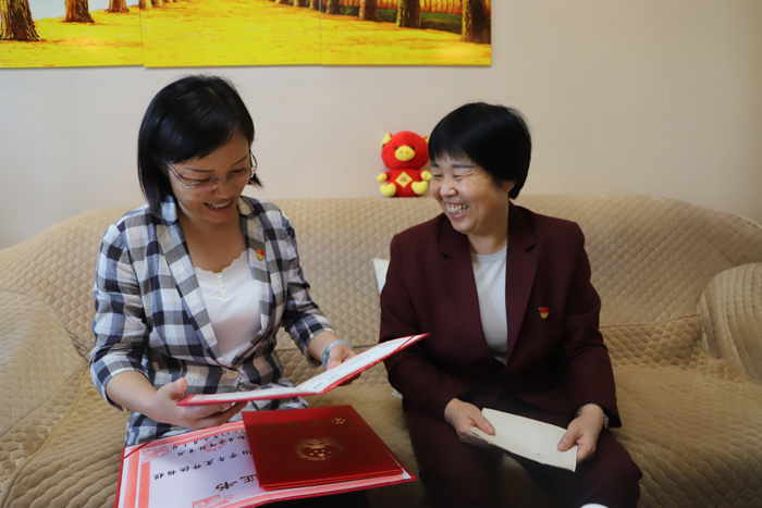 縣委副書記、代縣長(zhǎng)王靜嫻看望慰問(wèn)部分優(yōu)秀老教師