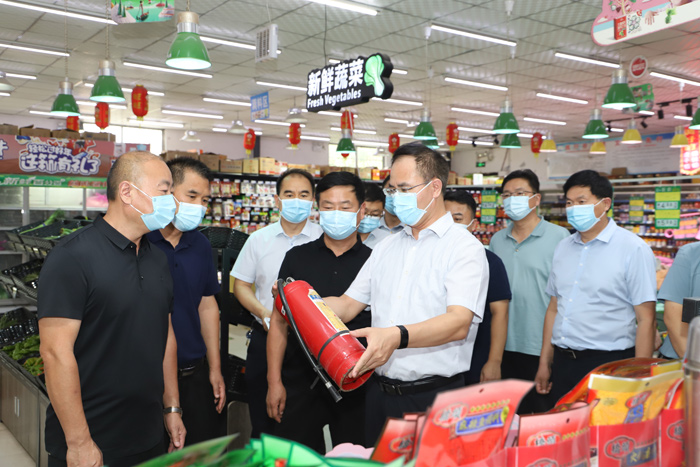 縣委常委、常務副縣長王景義查看我縣節(jié)前市場供應及安全生產工作
